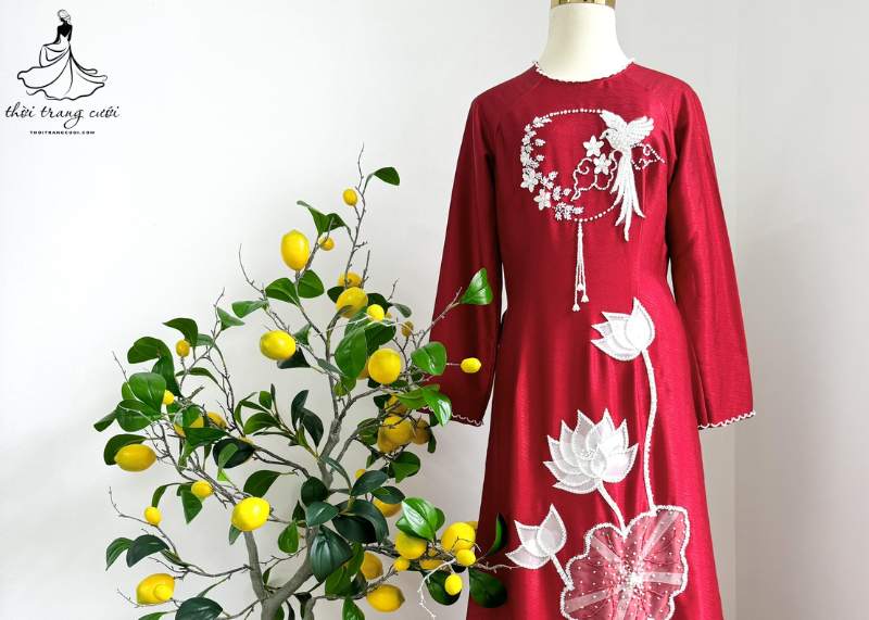 Thanh lịch với áo dài đỏ hoa sen đính cườm