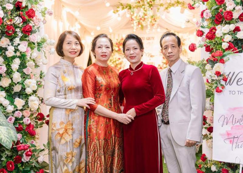 Chọn sắc đỏ hài hòa với làn da và độ tuổi bà sui