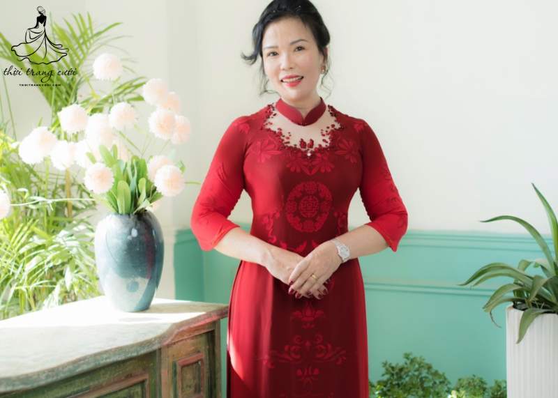 Trẻ trung với áo dài đỏ tay lửng phối voan
