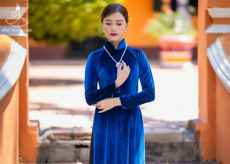 Áo dài nhung bà sui tôn dáng, che khuyết điểm và toát lên vẻ quý phái
