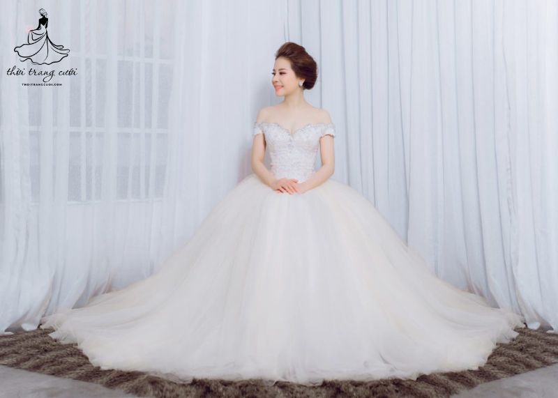 Váy cưới trễ vai kiêu sa, dáng xòe bồng đầy cuốn hút
