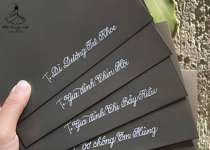 Với nhóm người thân trong gia đình, cách xưng hô ghi thiệp cưới cần trang trọng và đầy tình cảm