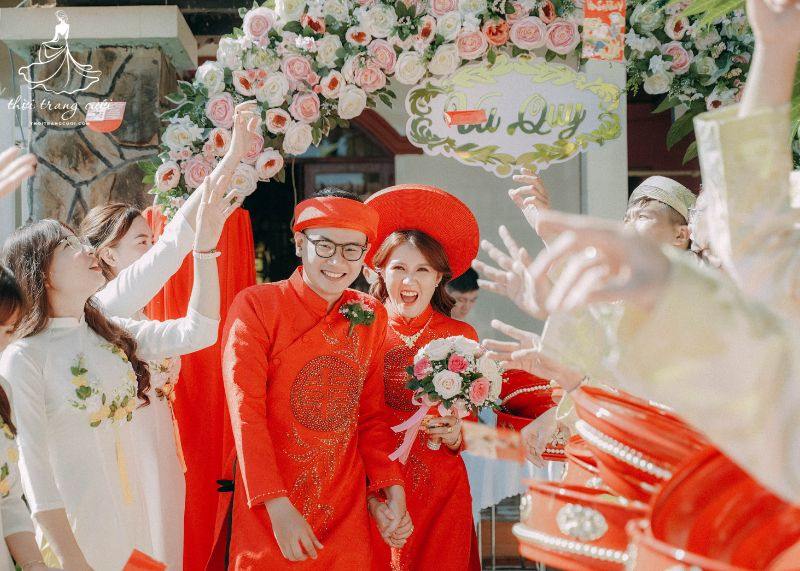 mấn đội đầu chú rể​