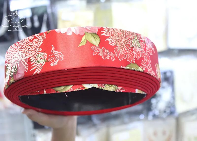mấn đội đầu chú rể​