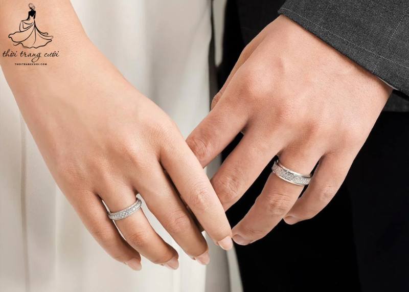 Nhẫn cưới khác nhau, nhưng chất liệu vẫn đồng bộ