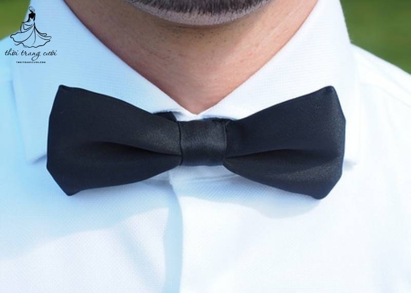 Nếu bạn muốn tạo vẻ ngoài tươi mới và phá cách, đừng ngần ngại kết hợp nơ đeo cổ với áo sơ mi
