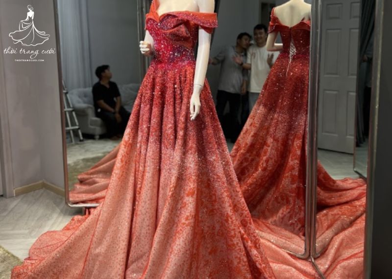 Thiết kế ôm sát cơ thể, điểm nhấn là lớp ren tinh xảo