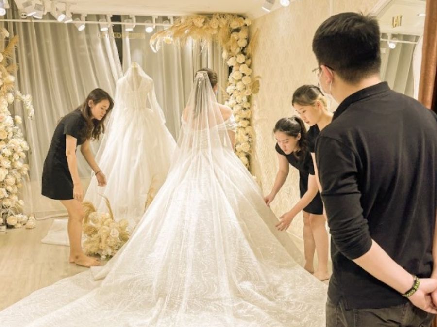 thuê váy cưới bao nhiêu tiền mùa thấp điểm

