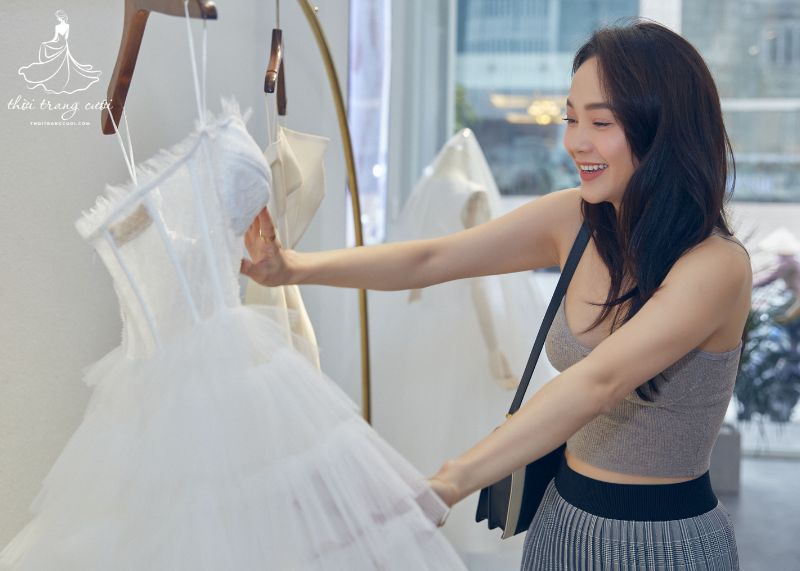 Ca sĩ Minh Hằng đã diện 3 bộ váy cưới trong đám cưới