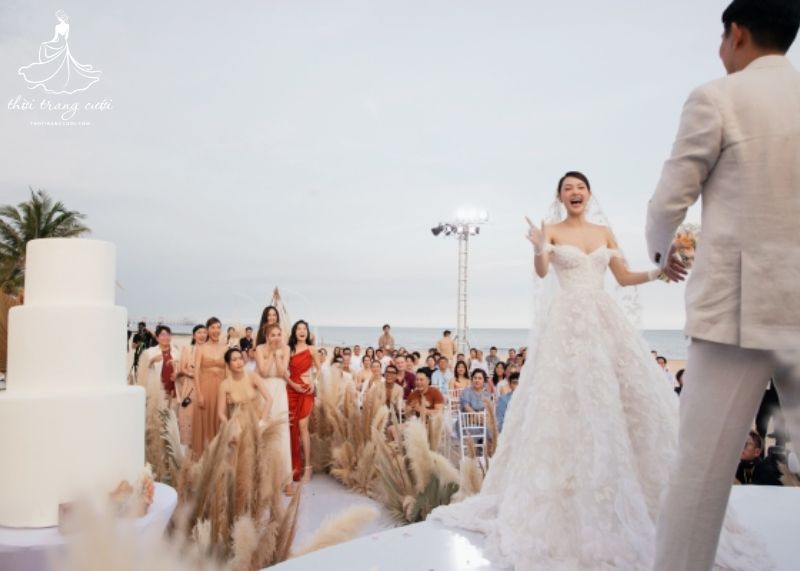 Váy cưới Minh Hằng gây ấn tượng mạnh với thiết kế từ Marchesa Couture