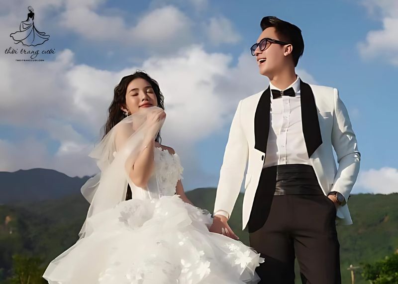 Chú rể mặc vest trắng khá hút mắt và mang lại cảm giác thanh lịch