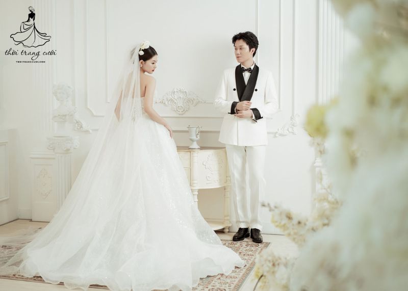 Vest trắng của chú rể có cổ áo và cổ tay màu đen bắt mắt