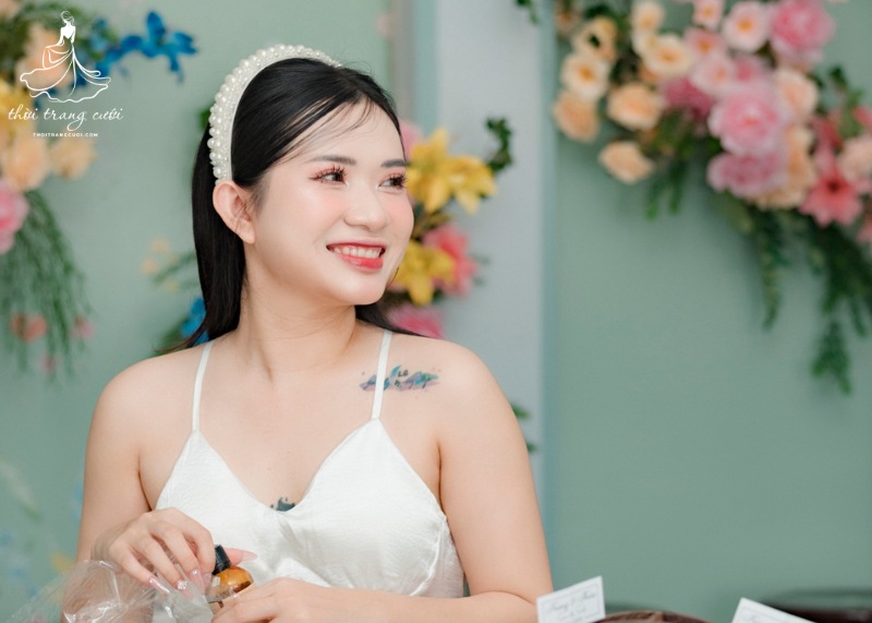 Băng đô cài tóc cho cô dâu đính ngọc trai là mẫu phổ biến hiện nay