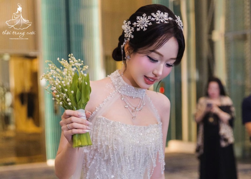 Băng đô pha lê/ đính đá lấp lánh thêm phần nổi bật cho cô dâu trong ngày cưới