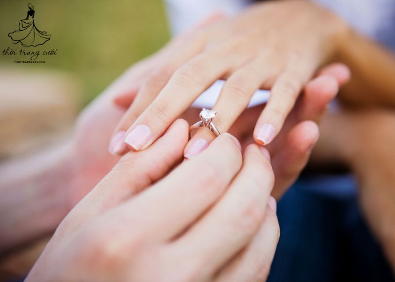 Quan điểm hiện đại khi đeo nhẫn ngón áp út trước khi cưới