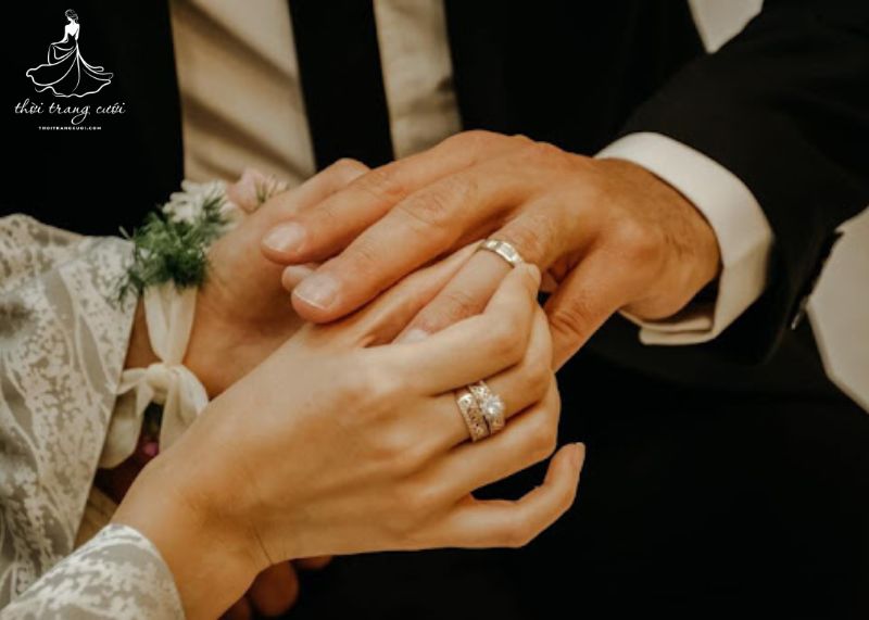 Trước khi kết hôn có nên đeo nhẫn đính hôn không?