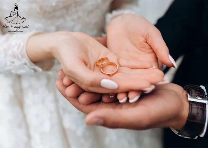Cách đeo nhẫn cưới theo đúng quan niệm và thẩm mỹ