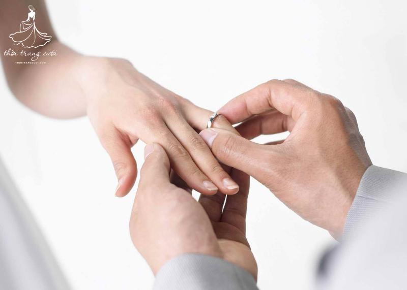 Câu hỏi thường gặp về vấn đề khi trao nhẫn cưới lần hai