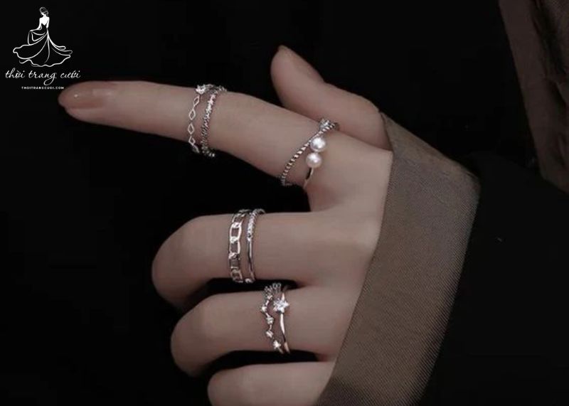 Đeo 2 chiếc nhẫn trên 1 ngón tay trỏ