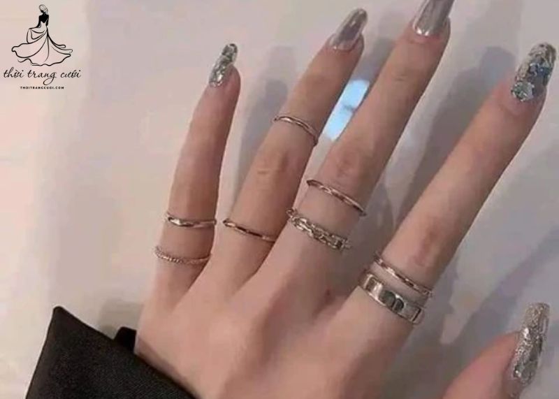 Đeo 2 chiếc nhẫn trên 1 ngón tay út