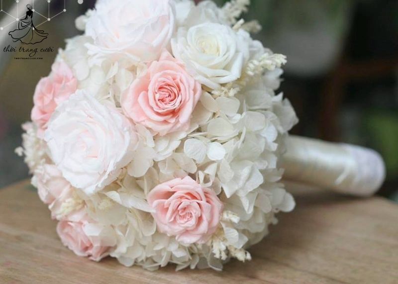 Cẩm tú cầu mix hoa hồng đẹp như hành trình tình yêu nhiều cảm xúc