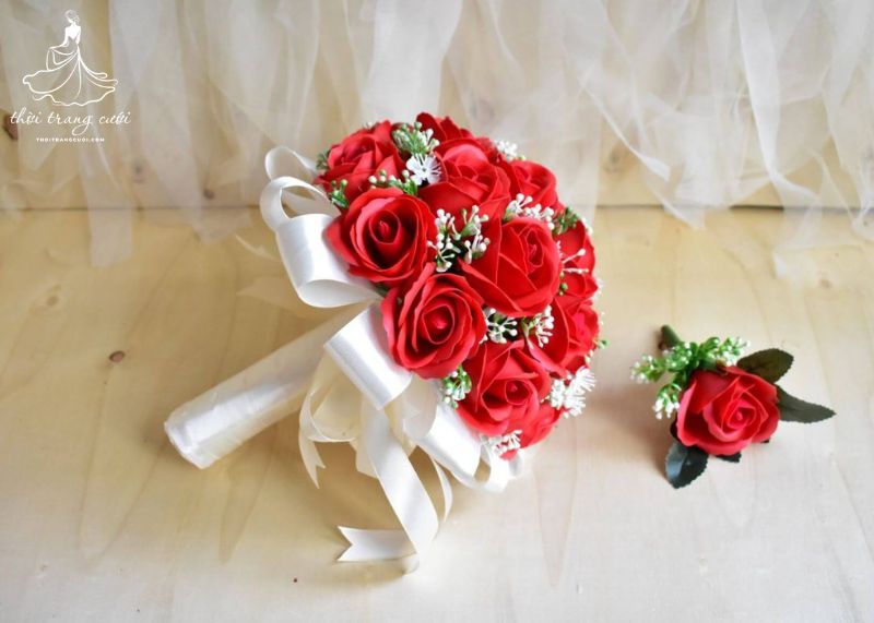 Hoa hồng cưới cầm tay màu đỏ truyền thống kết hợp ruy băng tạo vẻ đẹp kiêu sa