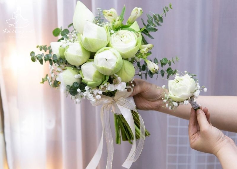 Cách bó hoa cưới cầm tay hoa sen đẹp tinh tế cho cô dâu