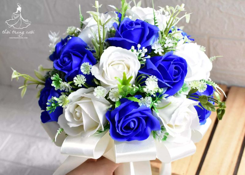 Nên chọn hoa tươi hay hoa sắp cưới cầm tay?