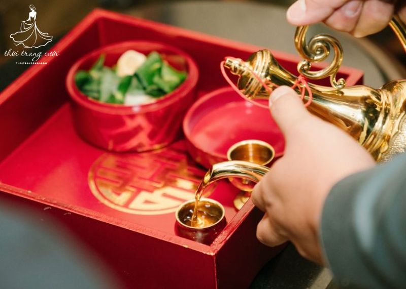 khay trầu rượu đám hỏi ai bưng? Theo phong tục truyền thống