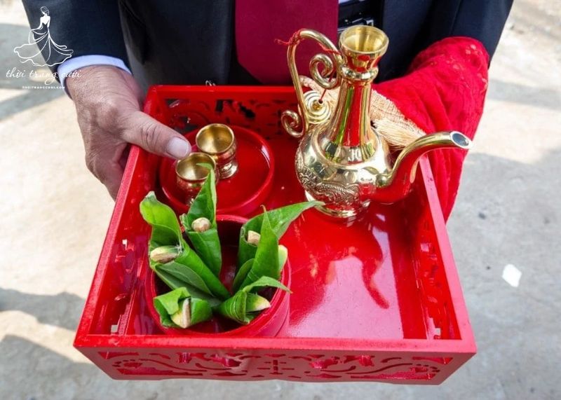 khay trầu rượu đám hỏi ai bưng? Phong tục từng vùng miền