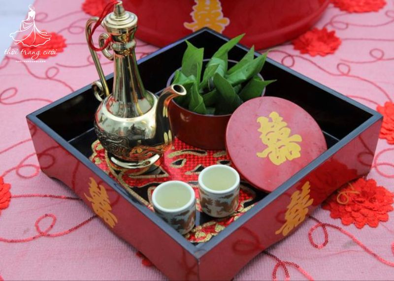 Chuẩn bị khay trầu rượu trước buổi lễ