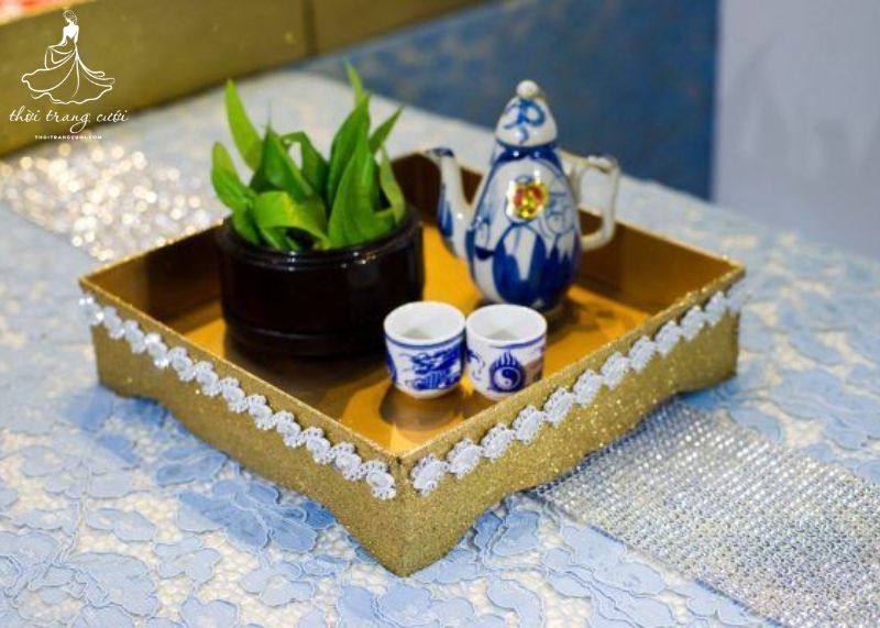 khay trầu rượu đám hỏi ai bưng? Lưu ý gì khi chọn người bưng khay trầu rượu?