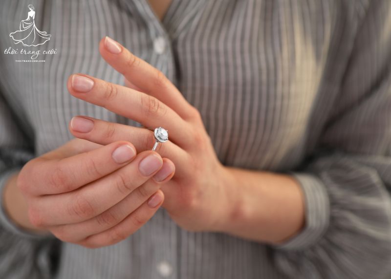 Không đeo nhẫn cưới có sao không? Ý nghĩa và quan niệm hôn nhân