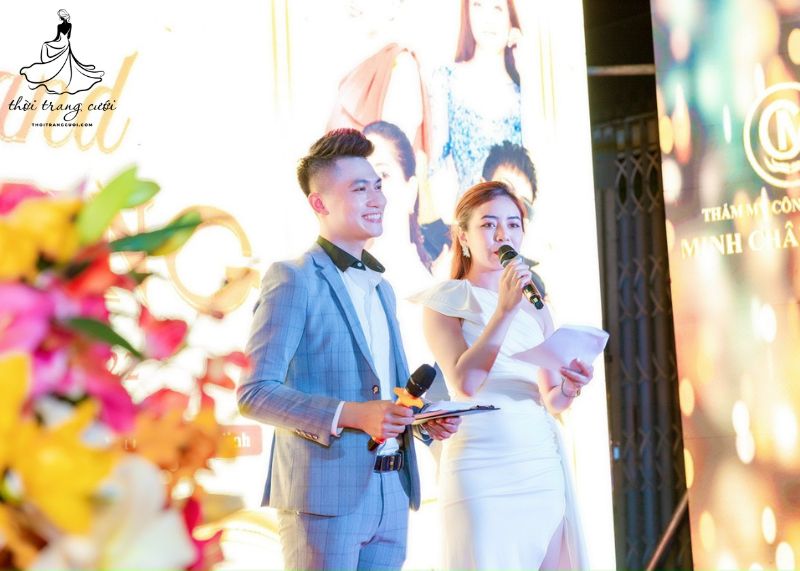MC gửi lời chào và giới thiệu trong đám cưới nhà trai