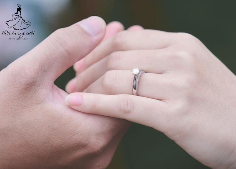 Nhẫn đính hôn là gì?