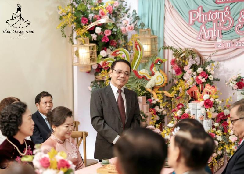 Người đại diện phát biểu trong lễ đính hôn là ai?