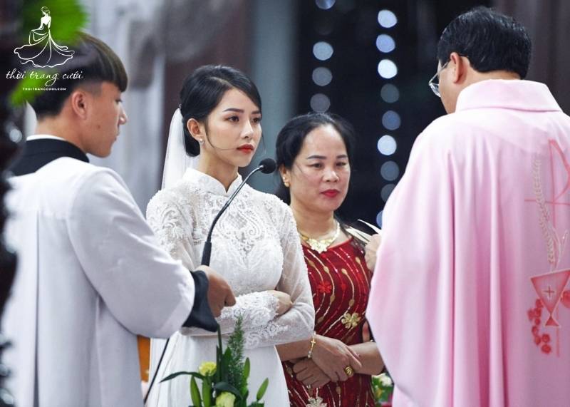 Thẩm vấn là bước đầu tiên giúp cô dâu chú rể cam kết về tình yêu, sự trung thành và trách nhiệm
