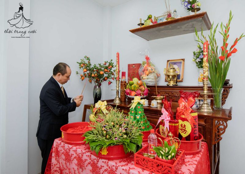 Bàn thờ trang trọng trong lễ cưới miền Trung với đèn cầy và trầu cau