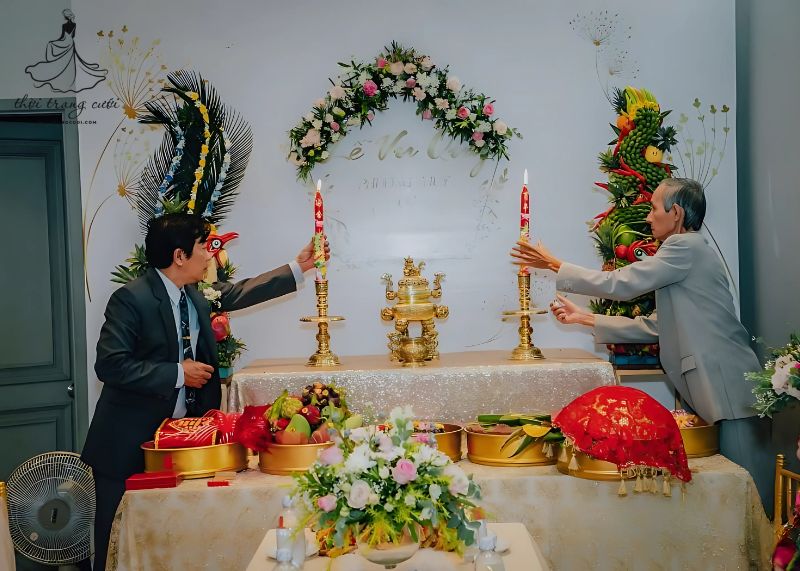 Cặp đèn long phụng đặt trang trọng trên bàn thờ trong lễ vu quy