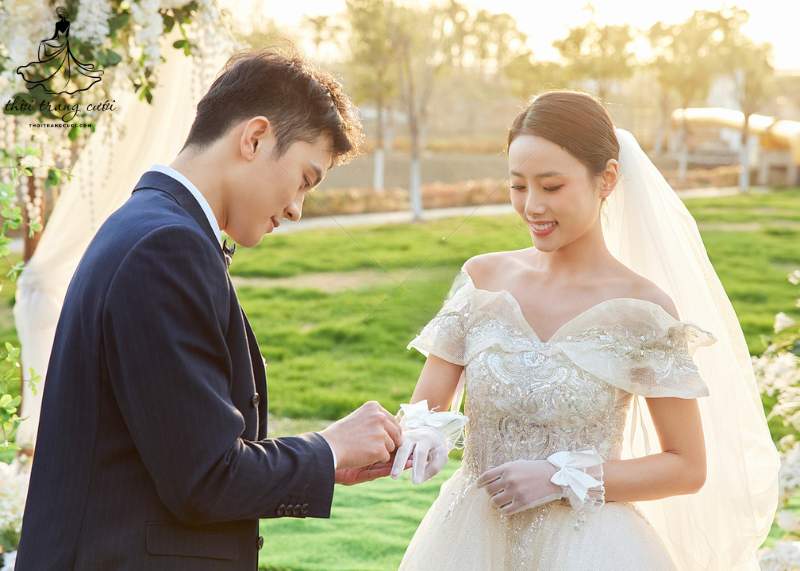 Chú rể thường là người trao nhẫn cưới trước