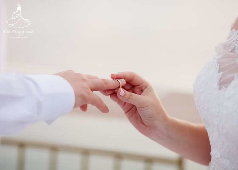 Tại sao nhẫn cưới phải đeo ngón áp út?