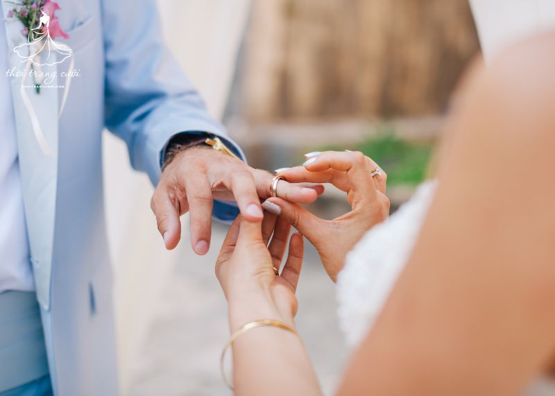Văn hóa từng quốc gia và sự khác biệt trong cách đeo nhẫn cưới