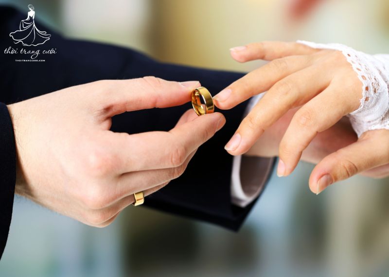 Cách đeo nhẫn cưới cho nam và nữ​ phù hợp với thẩm mỹ và văn hóa