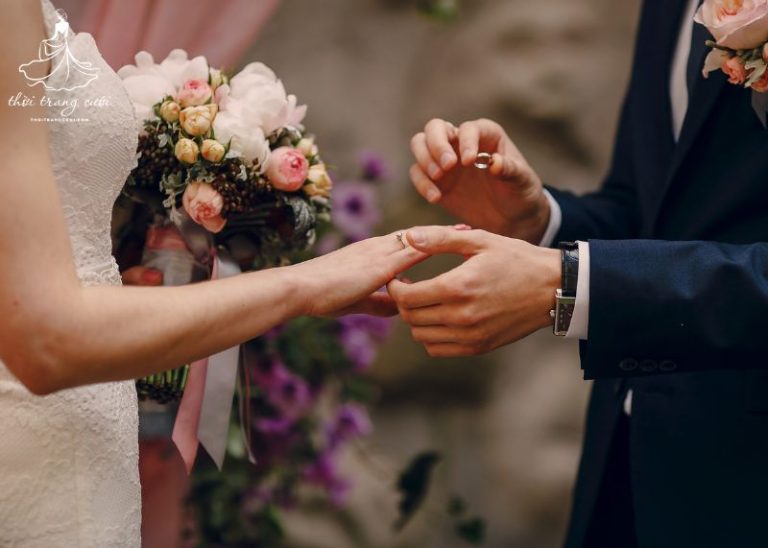 Tại sao nhẫn cưới phải đeo ngón áp út? Giải mã đầy đủ nhất