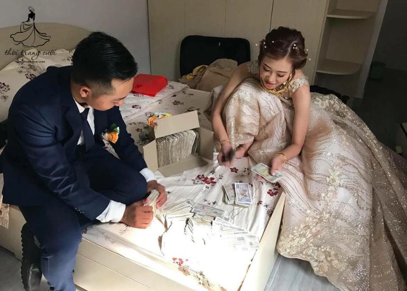 Tiền mừng cưới tùy theo thu nhập cá nhân