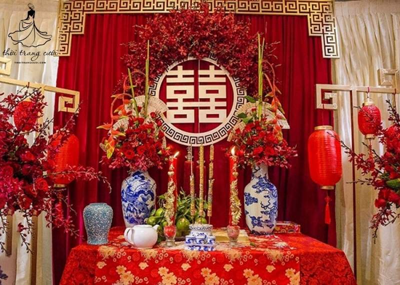 Bàn thờ gia tiên trang nghiêm, một phần quan trọng trong trang trí lễ ăn hỏi tại nhà gái