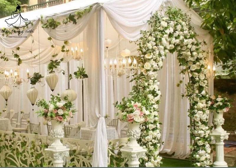 Sự đầu tư cho cổng hoa thể hiện sự chu đáo trong trang trí lễ ăn hỏi tại nhà gái