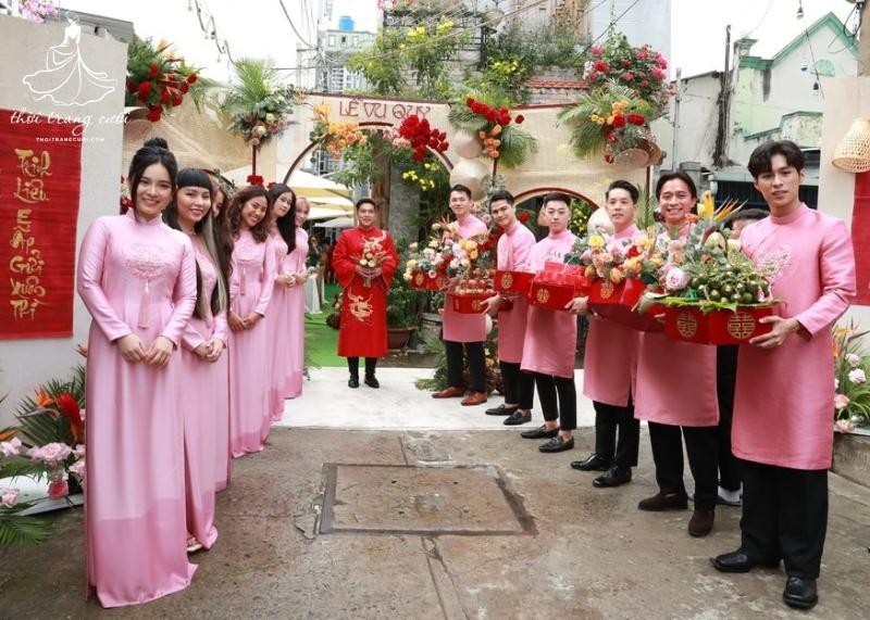 Nhà trai trao mâm lễ vật cho nhà gái 