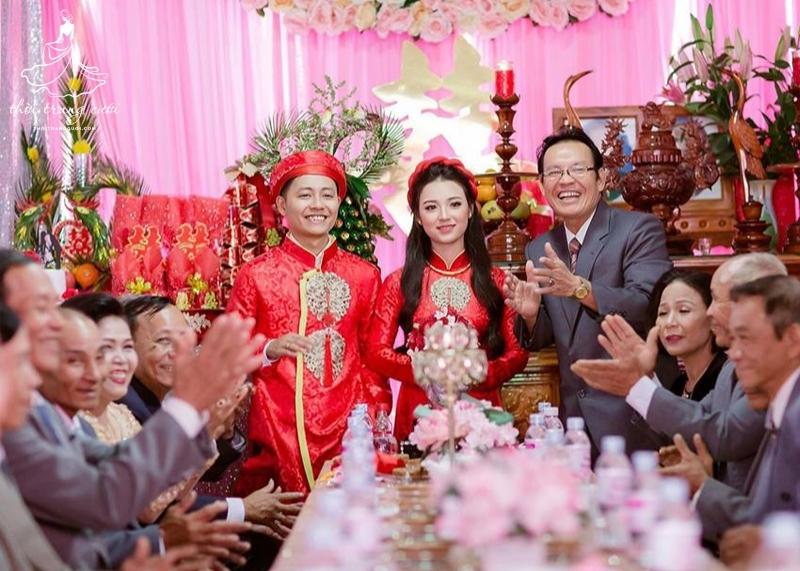 Cô dâu bước ra và làm lễ ra mắt nhà trai