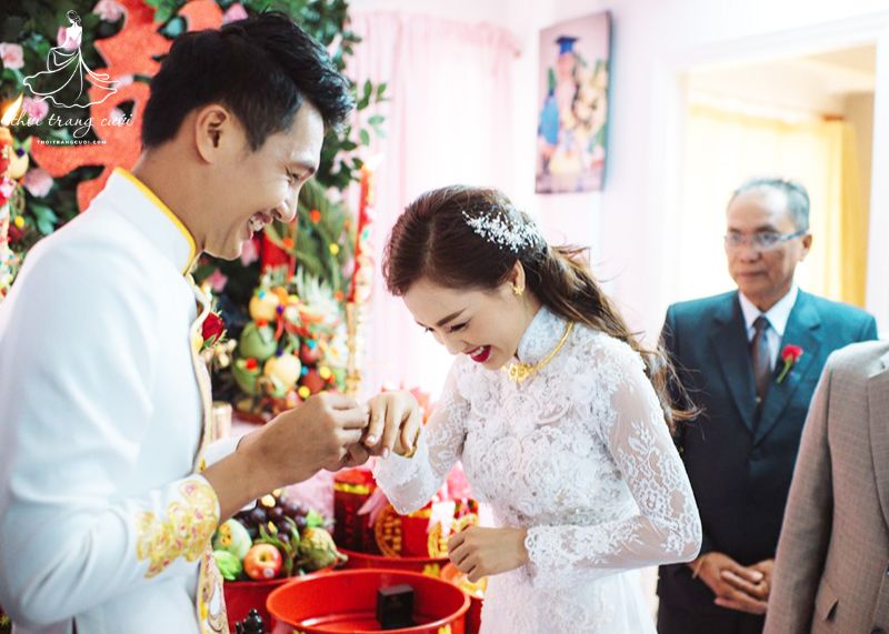 Chú rể trao nhẫn cưới và món quà kỷ niệm cho cô dâu
